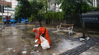 Tampak masih banyak sampah yang berserakan di trotoar.