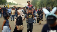 Anak-anak tampak gembira berwisata di Monas.