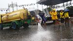 Semangat! Petugas Kerja Keras Bersihkan Monas Usai Perayaan Tahun Baru