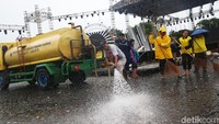 Para petugas sejak dini hari tadi terus membersihkan kawasan Monas agar kembali bersih.