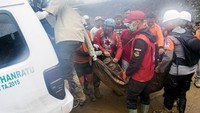 Dalam peristiwa tersebut 63 orang penghuni kampung selamat, delapan meninggal dunia dan 26 orang belum ditemukan. ANTARA FOTO/M Agung Rajasa.