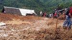 Foto: Proses Evakuasi Korban Longsor di Kampung Adat Sukabumi