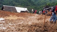 Longsoran tebing terlihat memanjang, bebatuan besar terlihat menonjol menggantikan puluhan rumah yang sebelumnya berdiri di lokasi tersebut.  (Foto: Dok. BNPB)