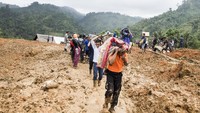 Barang-barang yang dibawa mulai dari kasur, selimut hingga televisi. ANTARA FOTO/M Agung Rajasa.