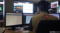 Ada 21 staf yang akan melayani panggilan selama 24 jam. Mereka bekerja bergantian dalam beberapa shift. (Foto: Uyung/detikHealth)