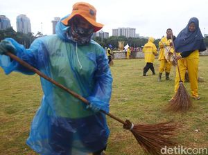 Semangat! Petugas Kerja Keras Bersihkan Monas Usai Perayaan Tahun Baru