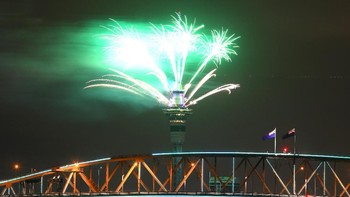 Kembang api di Sky Tower, Auckland, Selandia Baru. Foto: Phil Walter/Getty Images for ATEED