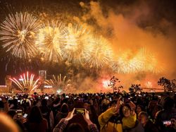 Warna-warni Kembang Api di Malam Pergantian Tahun