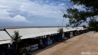 Pantai Sepanjang juga dilengkapi fasilitas tempat makan dan penjual suvenir (Pradita/detikTravel)