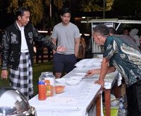 Lewati Pergantian Tahun, Jokowi Nikmati Wedang Ronde Hingga Bakmi