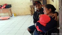 Seorang bapak berusaha menenangkan istrinya.
