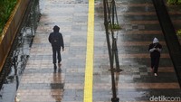 Warga berjalan di trotoar.
