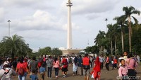 Pengunjung memadati kawasan Monas, Jakarta, Selasa (1/1/2018).