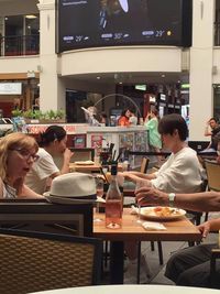 Kim Woo Bin dan Shin Min Ah di salah satu restoran di Australia. 