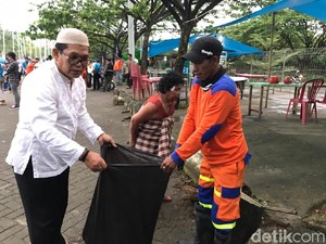 Warga Ramai-ramai Singkirkan Sampah di Pantai Makassar