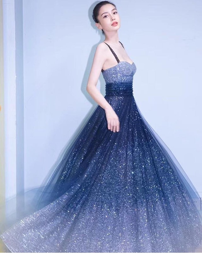 Angelababy aktris asal China jadi kontroversi karena foto asisten berlutut saat gantikan sepatunya