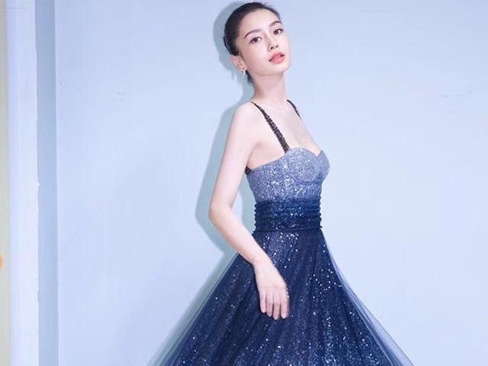 aktris asal China jadi kontroversi karena foto asisten berlutut saat gantikan sepatunya