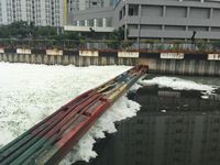 Muncul Busa Tebal di Kali Item Kemayoran, Jadi Perhatian Warga