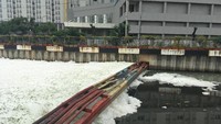 Kemarin belum ada. Saya dagang sampai tengah malam belum ada. Terus pas buka warung pukul 11.00 WIB kelihatan ada, ucap Sri di lokasi.  (Foto: Arief Ikhsanudin-detikcom).