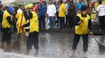 Saat Anies Ikut Semprotkan Air Bersihkan Monas