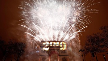 Kemeriahan pergantian tahun di Arc de Triomphe, Paris, Prancis. Foto: REUTERS/Christian Hartmann