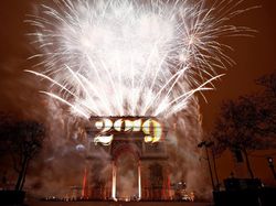 Warna-warni Kembang Api di Malam Pergantian Tahun