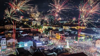 Pesta kembang api di kawasan Tugu Yogyakarta. Foto: Ulet Ifansasti/Getty Images