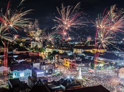 Warna-warni Kembang Api di Malam Pergantian Tahun