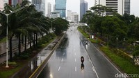 Pada hari pertama tahun 2019, suasana jalan protokol kota Jakarta tampak lengang.