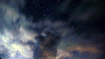 Hujan meteor Orionids aktif pada tanggal 2 Oktober hingga 7 November. Puncaknya terjadi pada 21-22 Oktober. Hujan meteor ini merupakan lanjutan dari hujan meteor Eta Aquariids karena sama-sama berasal dari komet Halley. Foto: Petar Petrov/Associated Press.