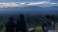 Pagi tadi, Selasa (1/1/2019), banyak warga yang sengaja naik sejak subuh untuk melihat keindahan sunrise pertama 2019.