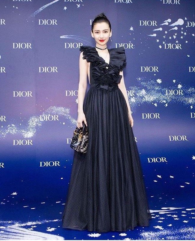 Foto tersebut pun menuai beragam komentar dari netizen. Beberapa merasa iri terhadap aktris dan model berusia 29 tahun ini. “Sangat menyenangkan menjadi bintang. Dia bahkan tidak perlu membungkuk,” komentar netizen. “Asistennya dibayar berapa untuk melakukan itu?,” tambah lainnya. Foto: Instagram/@angelababyct