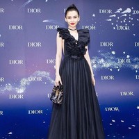 Foto tersebut pun menuai beragam komentar dari netizen. Beberapa merasa iri terhadap aktris dan model berusia 29 tahun ini. “Sangat menyenangkan menjadi bintang. Dia bahkan tidak perlu membungkuk,” komentar netizen. “Asistennya dibayar berapa untuk melakukan itu?,” tambah lainnya. Foto: Instagram/@angelababyct