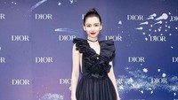 Angelababy menjadi sorotan di dunia maya usai terpilih mewakili Cina. Banyak yang memprotes hal itu dan menganggapnya tak pantas mewakili negaranya itu.  Foto: Instagram/@angelababyct
