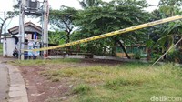 Tampak seorang petugas masih berjaga di lokasi. Masyarakat diminta menjauh dari lokasi yang sudah dipasangi garis polisi. (Foto: Farih Maulana/detikcom)
