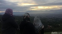 Matahari seperti malu-malu menampakan diri karena terhalang mendung.