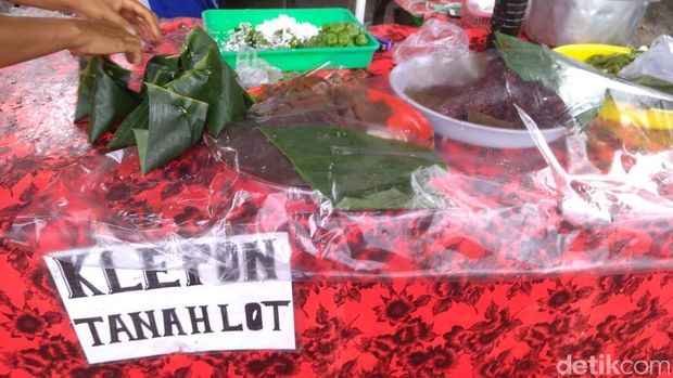 Berkah Tahun Baru, Penjual Klepon di Pantai Sanur Laris Manis