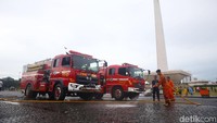 Pembersihan kawasan Monas dilakukan oleh petugas gabungan dari Unit Pengelola Kawasan (UPK) Monas dan Pemadam Kebakaran.