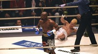 Mayweather juga tak terlihat bersungguh-sungguh di atas ring.  (Toshifumi KITAMURA / AFP)