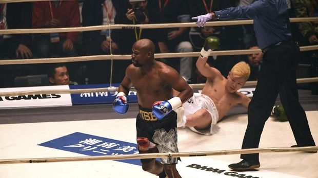 Floyd Mayweather Jr. menang mudah atas Tenshin Nasukawa.