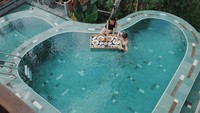 So sweet! Di Bali Gya dan Tarra menikmati sarapan di kolam renang alias breakfast in pool. Kira-kira makan apa ya? Foto: Instagram gyaps