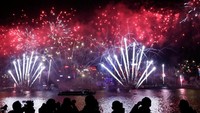 Hongkong menggelar pesta kembang api di Pelabuhan Victoria. REUTERS/Tyrone Siu.