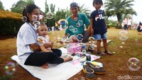 Mereka berlibur bersama keluarga.