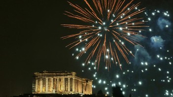 Kembang api di Acropolis, Athena, Yunani. Foto: Milos Bicanski/Getty Images  