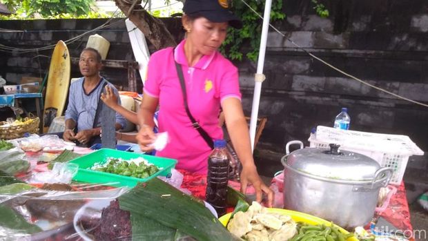 Berkah Tahun Baru, Penjual Klepon di Pantai Sanur Laris Manis