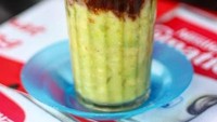  Pernah tahu es alpukat kocok? Sempat hits di sosial media. Es ini disajikan dengan alpukat kocok, susu kental manis dan es serut. Nyam! Foto: Istimewa