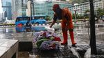 Membersihkan Sisa Sampah di Kawasan Bundaran HI