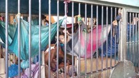 Lalu apa kata Karutan Bagansiapiapi? Mau dipindah ke mana lagi, semua kondisinya di Riau ini sama. Saya hanya melakukan pendekatan kekeluargaan saja (kondisi over kapasitas). Hanya itu saja yang saya lakukan, saya rangkul baik-baik. Serba salah memang, yang penting aman, sudah bagus itu, kata Kepala Rutan Bagan, Jufri Jabar.