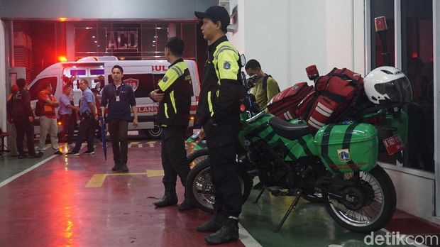 Ambulans motor juga turut disiagakan.