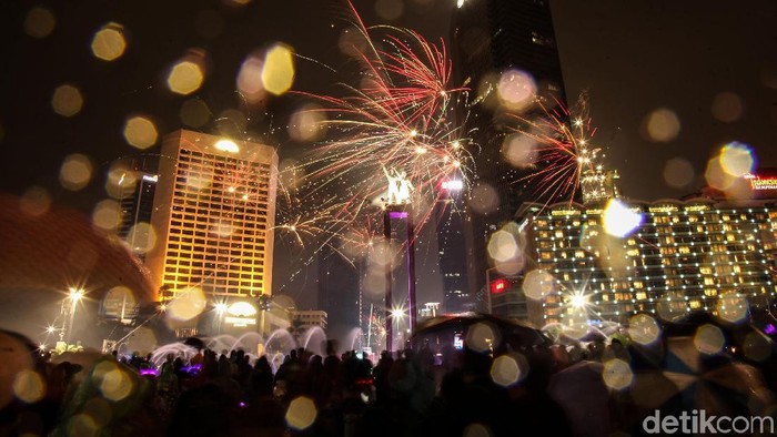 Pergantian tahun baru kian meriah di kawasan Bundaran HI, Jakarta. Detik-detik jelang 2019, pesta kembang api mewarnai langit.